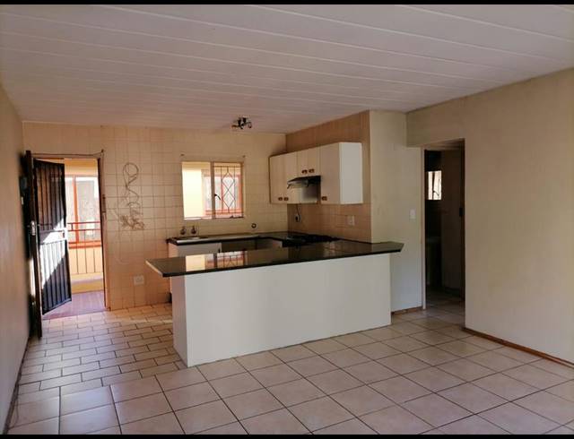 2 BEDROOM PROPERTY TO RENT IN HELDERKRUIN